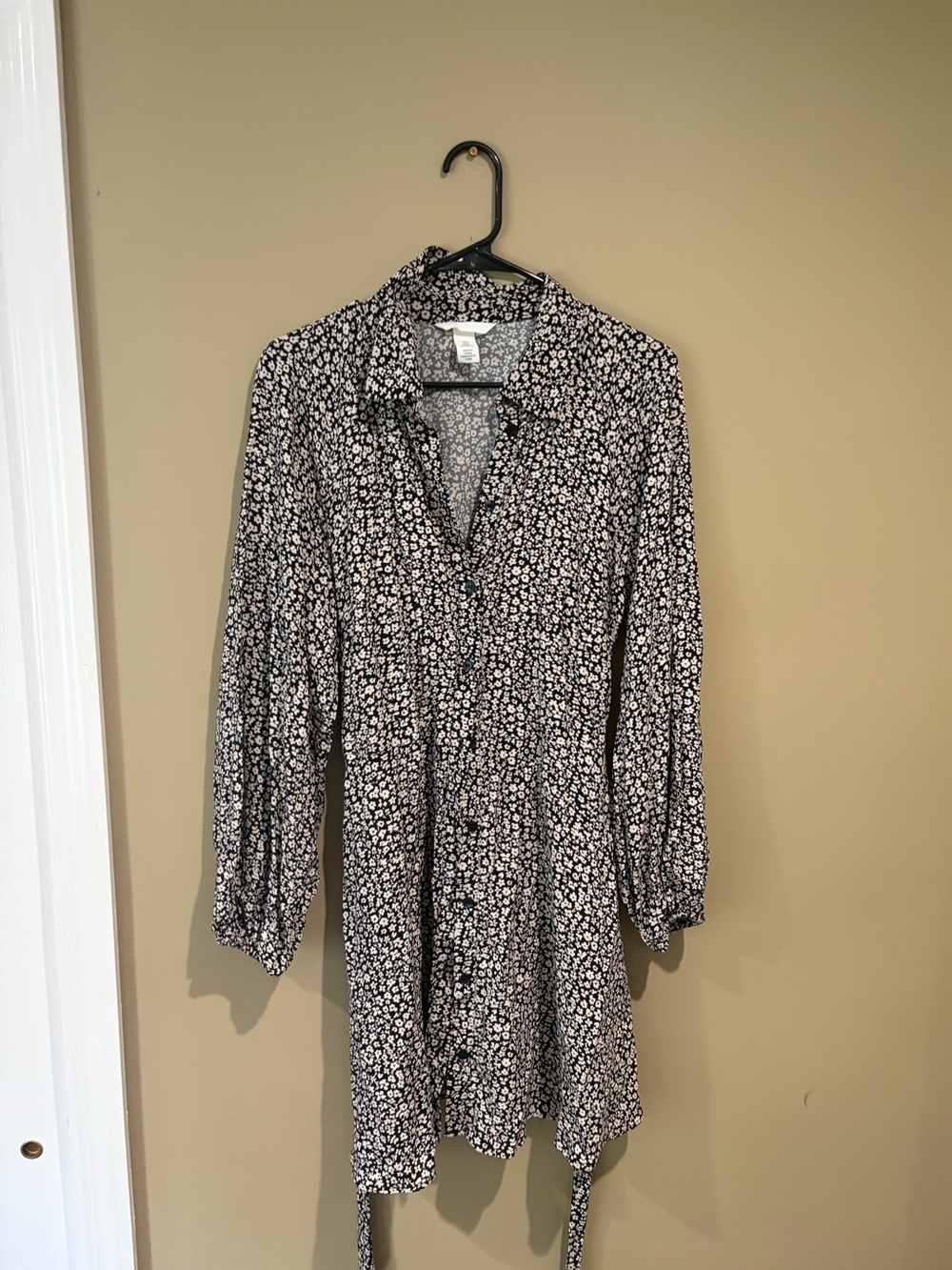 H&M Black and White Floral Button-Up Dress Medium like new